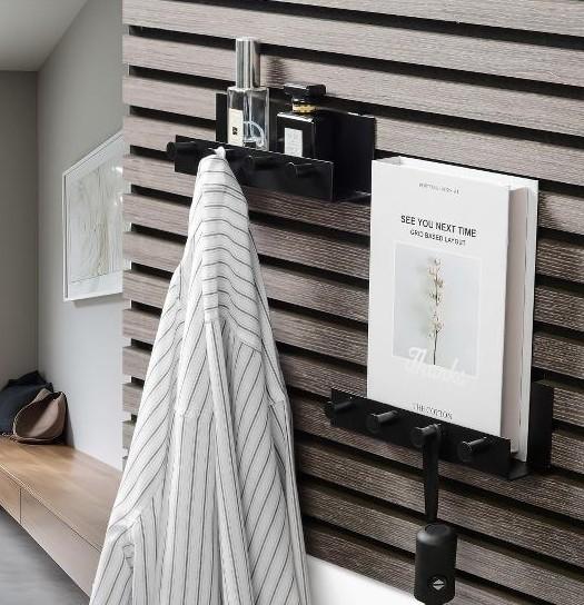 Sort hylde til akustikpanel m/4 knager - Vandret/lodret Sort hylde til akustikpanel m/4 knager - Vandret/lodret