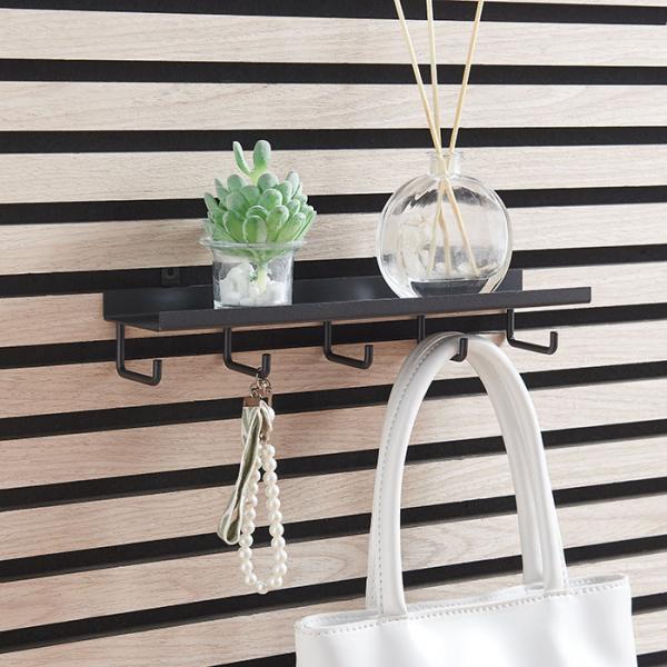 Sort hylde m/5 kroge til akustikpanel - Vandret/lodret Sort hylde m/5 kroge til akustikpanel - Vandret/lodret