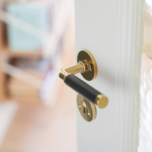 Beslagsboden Design indendørs dørhåndtag inkl. nøgleskilt - Messing/sort - Sæt á 4