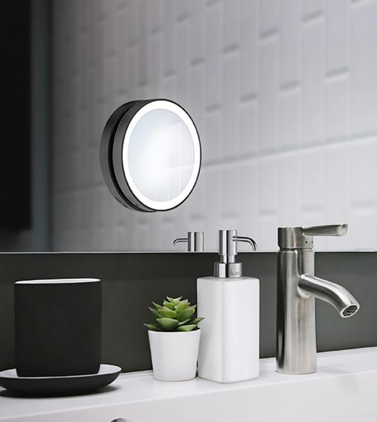 Smedbo kosmetikspejl m/sugekop og LEDlys - 7 x forstørrelse - Mat sort Smedbo kosmetikspejl m/sugekop og LEDlys - 7 x forstørrelse - Mat sort