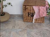 Selvklbende gulv - Fliselook